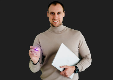 Сам себе художник: как предприниматель из Кирова создаёт и продвигает наборы для рисования светом